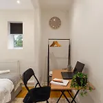 Stylish Flat 10 Mins From Train, Near Emirates & Camden