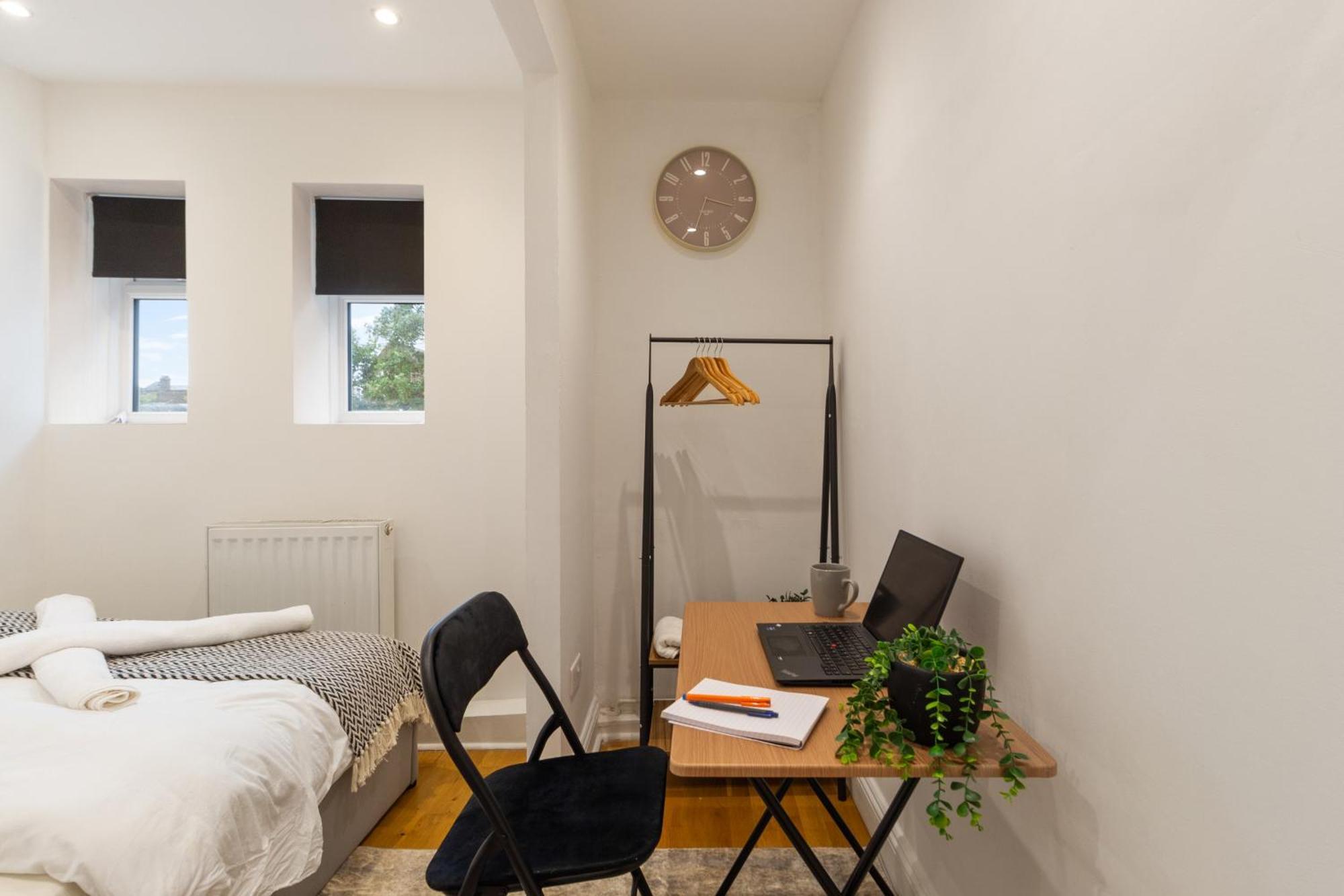 Stylish Flat 10 Mins From Train, Near Emirates & Camden * London