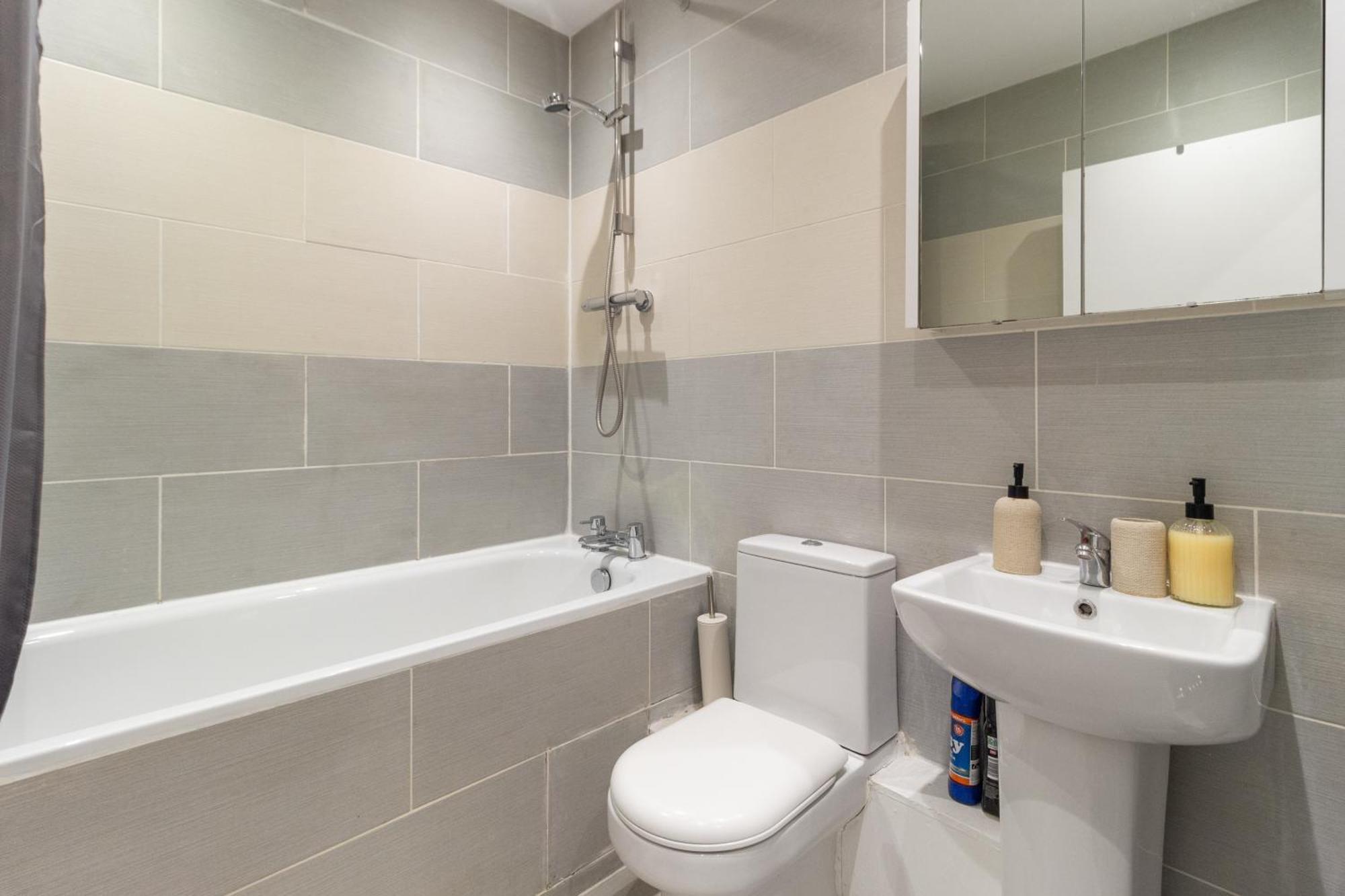 Apartment Stylish Flat 10 Mins From Train, Near Emirates & Camden London