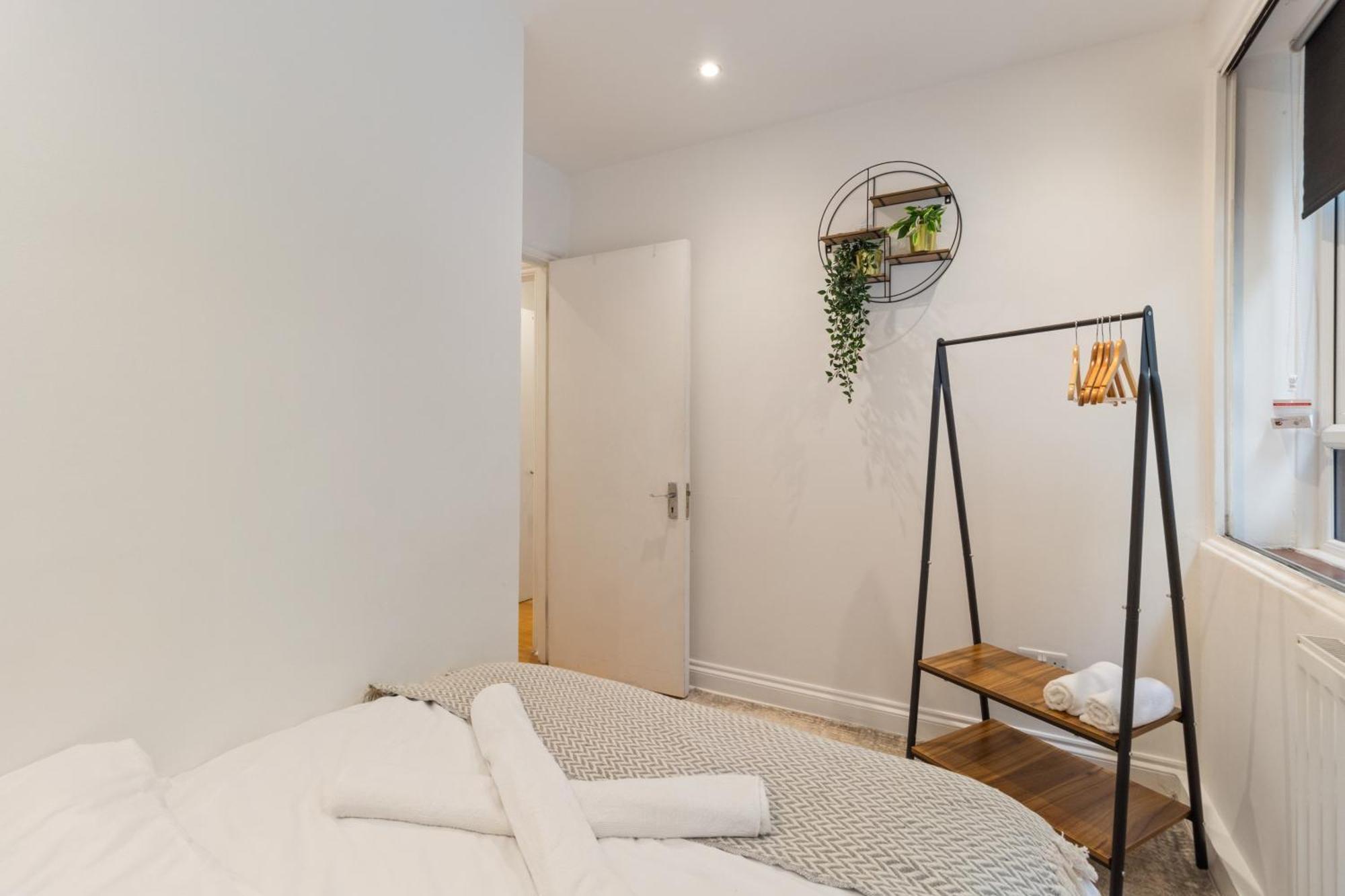 Stylish Flat 10 Mins From Train, Near Emirates & Camden