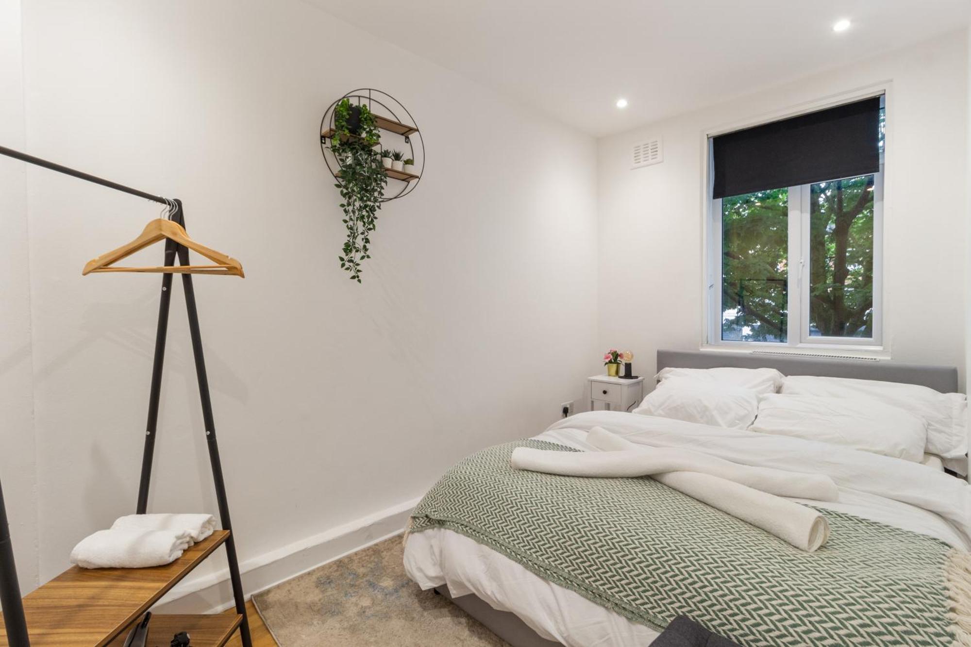 Stylish Flat 10 Mins From Train, Near Emirates & Camden Apartment